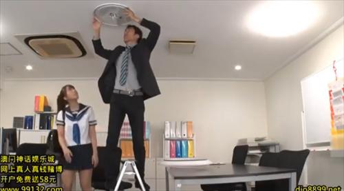 生徒の胸の谷間やスカートめくりに興奮。先生とのイケない関係。