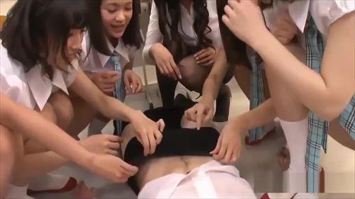 互いに好意を寄せ合う同級生たちの前で、制服姿の少女が聖水や小便を浴びせられ、口を大きく開けさせられ、まるで便器のように扱われる