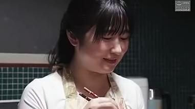 息子に性暴力を受ける大人の女性が、義理の夫不在時に中出しされる。