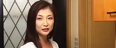浮気をする既婚女性が、美しい熟女として再婚し、継子を置き去り