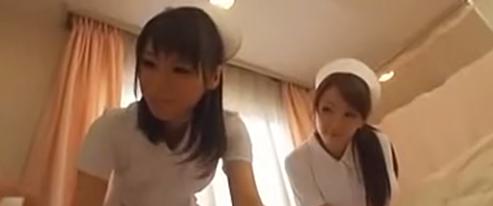 異常性を示す小児科の看護師。