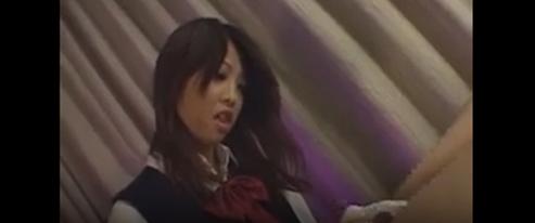生意気で傲慢な女子高生が無警戒な男性器をいたぶる。