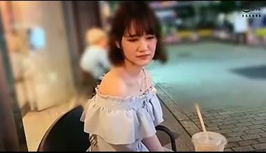 娘が至極のオーラルHで性交し、精液を顔に注ぐ。おだやかな美乳の素人。