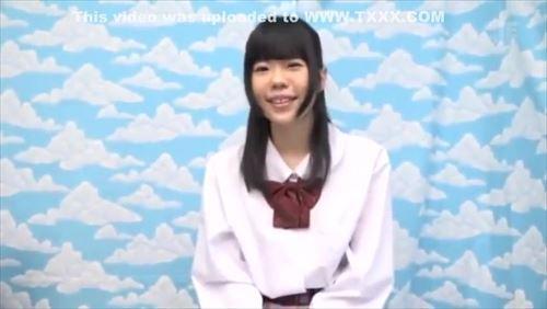 可愛い女の子が性的行為で射精し、愛液を垂らす