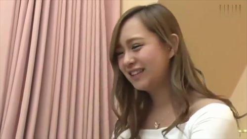 超可愛い少女が性的に興奮し、男性を魅了