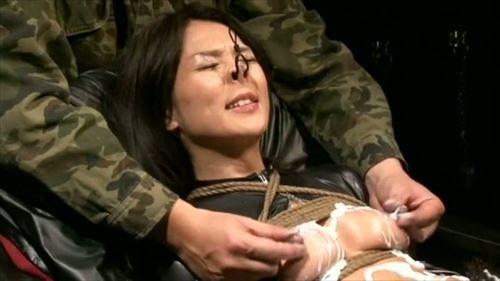 捜査官は、乳首に痛みを伴う器具を押し付けられ、口と肛門を同時に犯された。