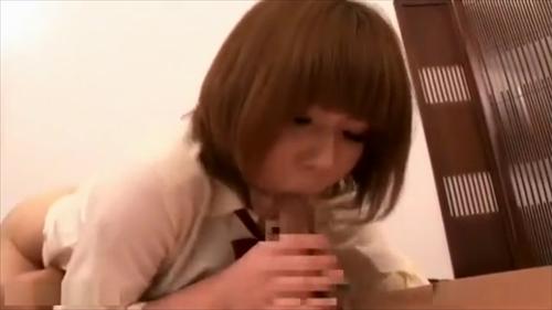 学校の水泳クラブで、バイセクシャルの性器を隠しながらお尻を犯される!