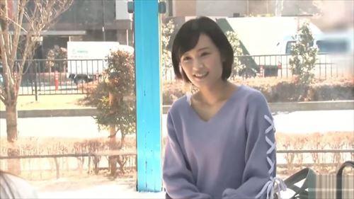学生は男を惑わすため挑発的な表情を浮かべた