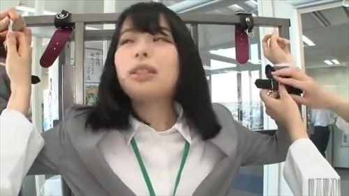 淫らな姿で喘ぎ、体はびしょ濡れになり、激しい快楽に身も心も奪われた