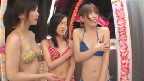 魅力的な女の子たちを捕まえ、特別なエステルームで彼らにサービスをさせる