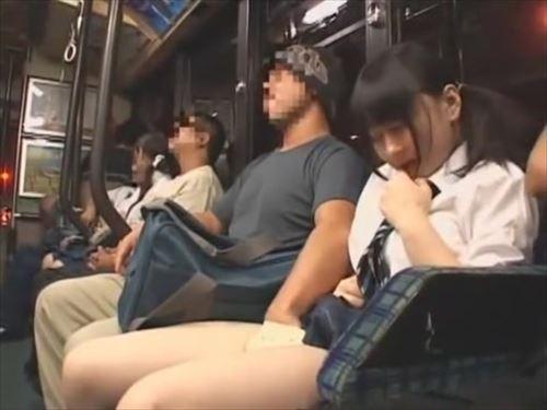 クラスメートの視線を感じながら、性的興奮を覚える