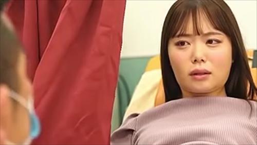 危険な医師が、堅い頭髪の女性を不適切に診察し、既婚女性が浮気される。