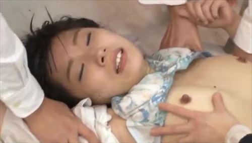 犯人たちの教師と生徒は、乱闘に発展し、その場を混乱させ、暴行を繰り返し、生徒を壁に縛り付けた