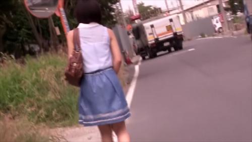 性的な親の遊びで妹を苛める。