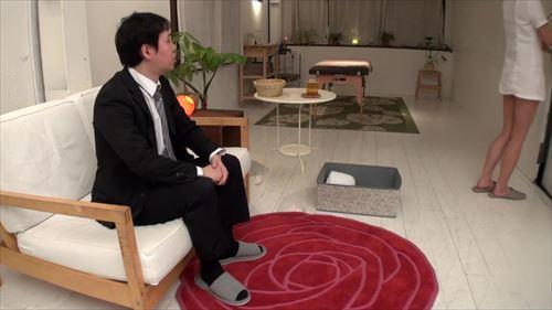 彼の性器は、指入れの快感で硬直し、その行為は男の力を最大限に引き出し、男を極上の快楽へと導く。