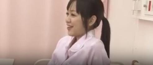 ライブ中、近所の病院で寝る女子高生が、ベッドを出て何かをする。