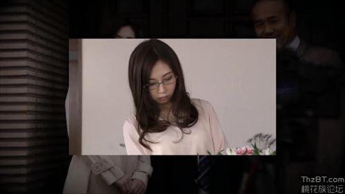美人でメガネをかけた奥さんが男に誘惑され、身を任せて乱れる