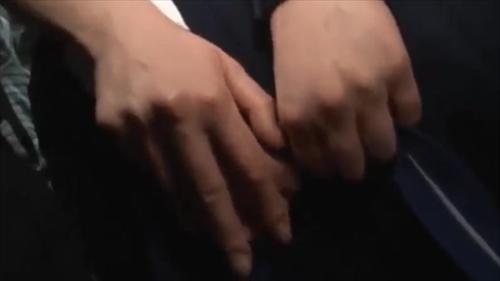魅力的な薬を服用し、秘密部位を弄ばれ、列車でレズビアンに性犯行。
