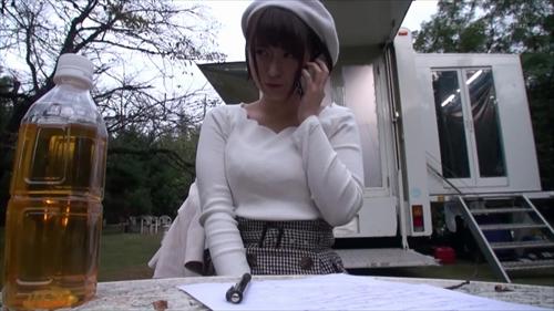特殊な薬を飲まされた女性は、異常に明るい女性に変身する。