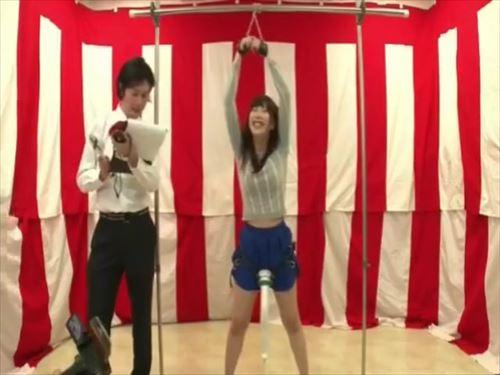 無知な姉が儲け話に騙され、罰を受けるゲームに挑む