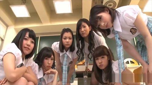淫靡な女優、激しく求め、敏感な部分を責め、深く挿入