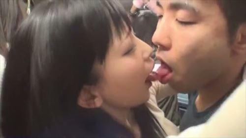 車内は混雑しており、若い妻の乳房を男は執拗にさわり、興奮した彼の勃起した陰茎は女を性的暴行している