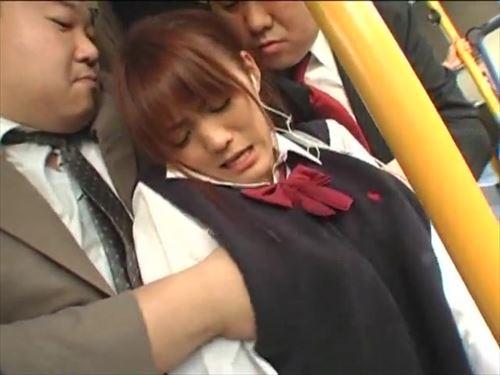 処女喪失した少女、男の誘惑に抵抗できず