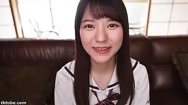 美人が自慰アクションを示し、男性器を口で愛撫し射精させ、卑しい情欲的な衣装。