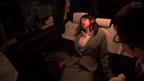性欲を満たすため、彼女は無防備な姿で男たちを誘惑し、卑劣な行為を繰り返していた。