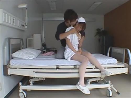 動画内のスリムな女性がパートナーとセクシーにときどき示す純真なポーズで男性の心を躍らせる。