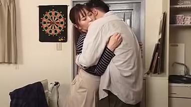 幼妻の美しい胸を愛撫しつつ、勃起した男根で不倫遊び。