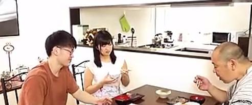 嫁の息子が寝ているたびにショーツを見せる夫の父。