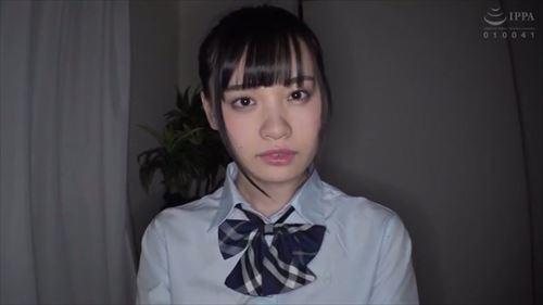 薄暗い部屋で、兄妹は互いの身体を密着させ、妹は兄の性器をじっと見つめ、そっと舐め回した