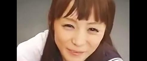 セクシーな奉仕で感謝を表す女性