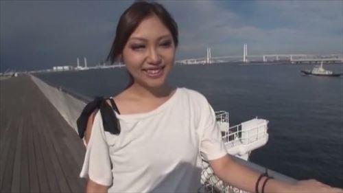 若い女の子との性的な関係。ホテルで会う約束をしていて、派手な茶髪で、大胆なプレイを望む。