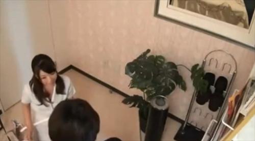 熟女専門店でナイショの密着エロマッサージ受けるセクシー人妻、自ら肉棒求める。