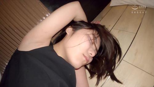 酔った学生を撮影した。乱暴な行為をし、抵抗できない状態に置いた