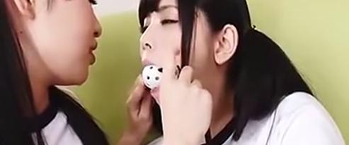 ジムショーツ女子校生のレズエロ動画ギャグボールを付けたロリータ美若い女性が電マではあはあする