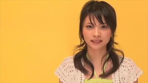 人気女優、えりかの出版された本には、今まで隠していた性的な魅力が露呈していた。