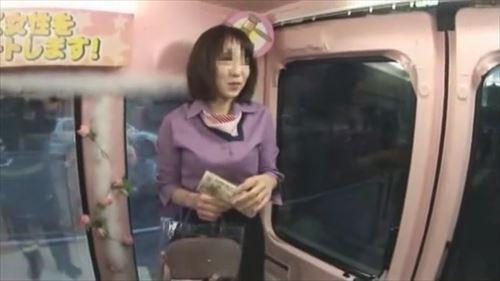 大胆な女性、仕事中の彼女をナンパ。巨乳が魅力的すぎて、触れないでいられなかった。
