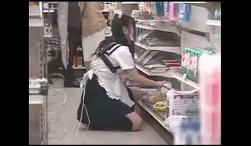 コンビニ内でおしっこ漏らすアイドル級美少女、スプラッシュマシンを設置。