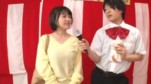 エロ的なゲーム、乳房を揉まれながら、女たちは綱渡り、罰ゲームに耐える