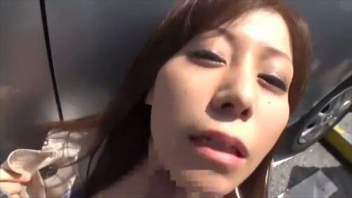 美しい女性を車内に誘い、性的行為を強行しました。