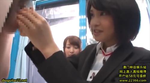 社員は男性に技術を魅せ、抜群のポジションを示す。