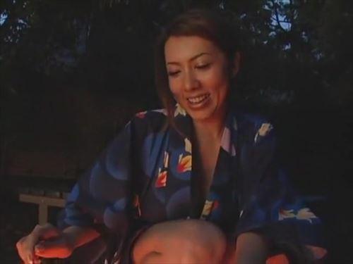 風間ゆみ、セクシーな肢体を露わにした。彼女の仮想空間で欲望は燃え上がる。
