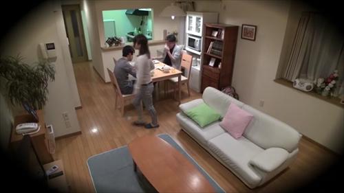 ある妻が、子供がいる夫の嫉妬心を和らげるために、見知らぬ男と寝取ることを提案する。
