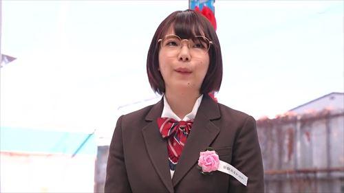 短いスカートに身を包んだ女性は、激しい性的描写を含む行為に耐えた。