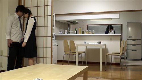 美少女が視界をクリアにし、父を誘惑。激しい性交に陥る
