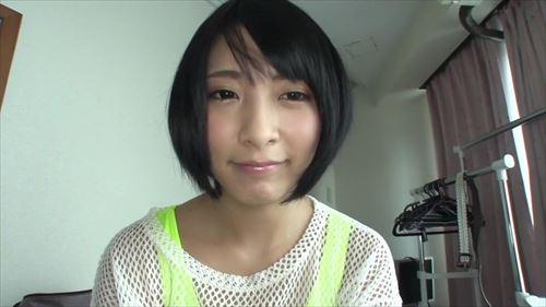 美少女が性的行為を経験し、乳房を揉まれながらフェラチオを行う