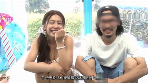 ビーチでビキニ姿の女性をナンパし、車内では性的な行為